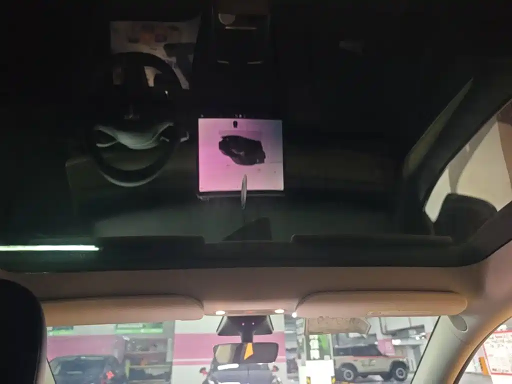 Tesla Model Y — миниатюра 18
