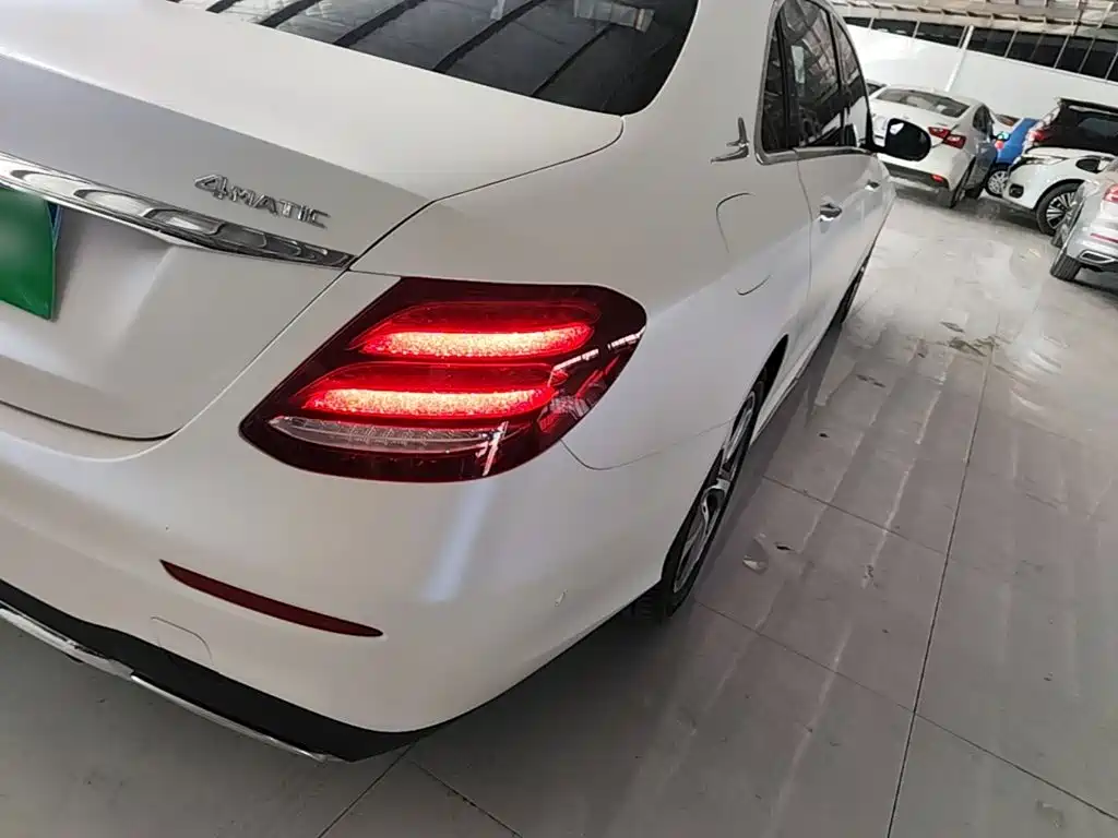 Mercedes-Benz E-Class — миниатюра 8