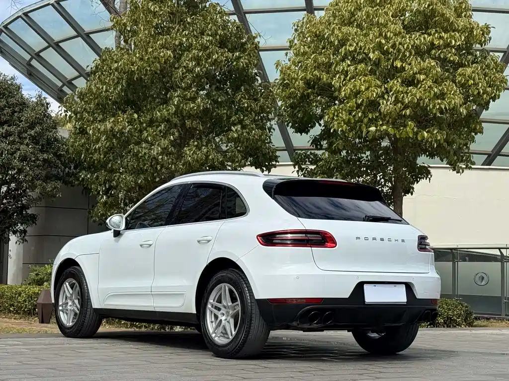 PORSCHE MACAN