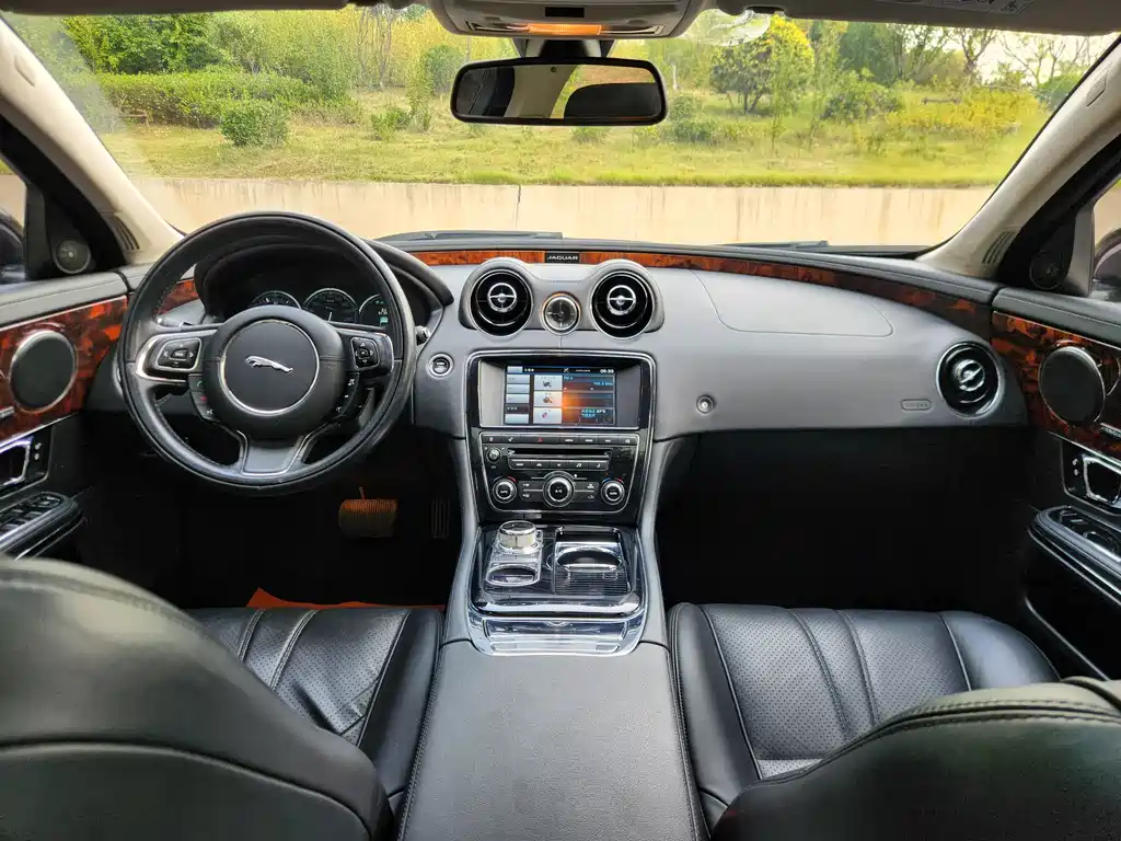 Jaguar XJ — миниатюра 17
