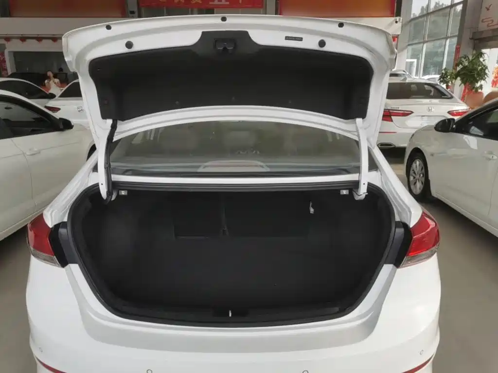 Hyundai Elantra — миниатюра 19