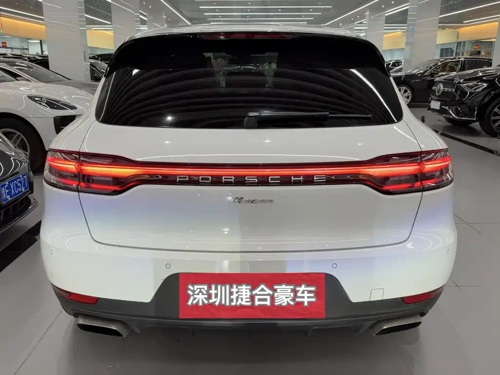 PORSCHE MACAN