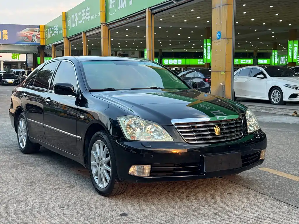 Toyota Crown — миниатюра 3