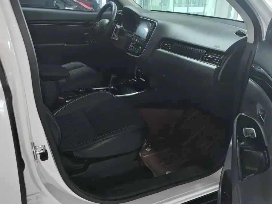 Mitsubishi Outlander — миниатюра 8