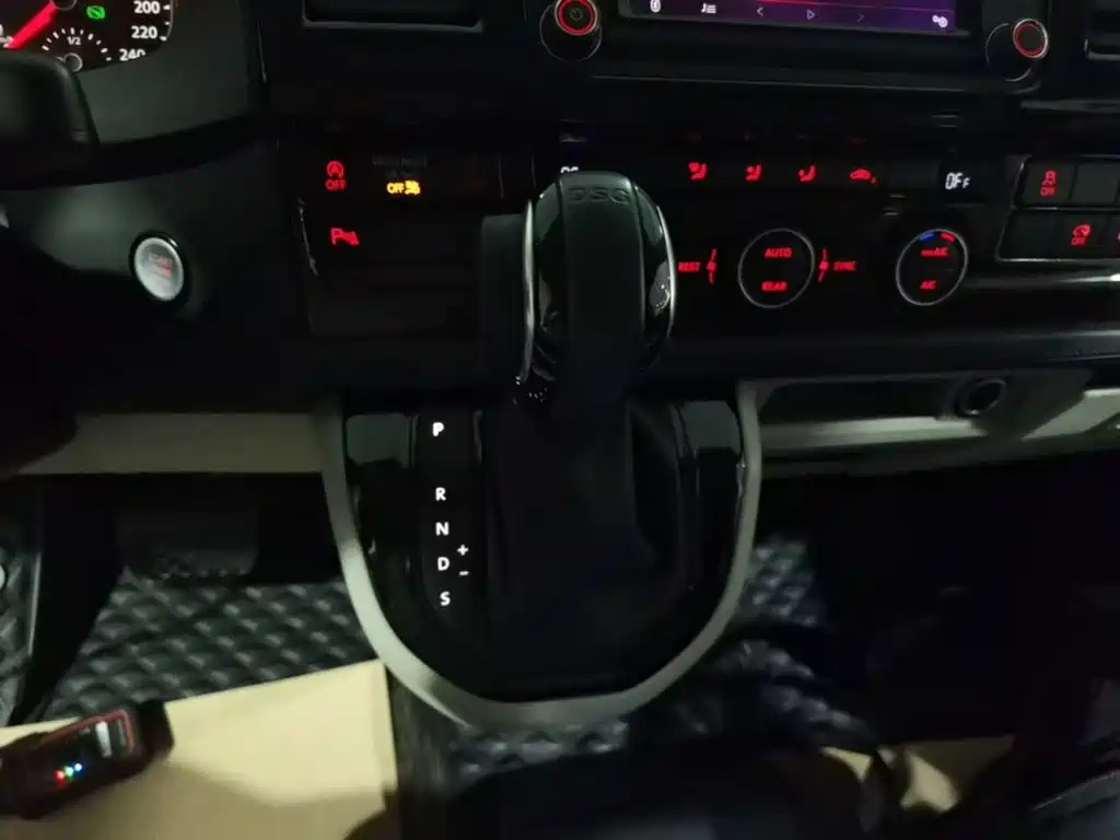 Volkswagen Caravelle — миниатюра 14