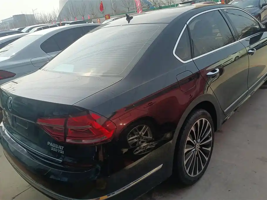 VOLKSWAGEN PASSAT
