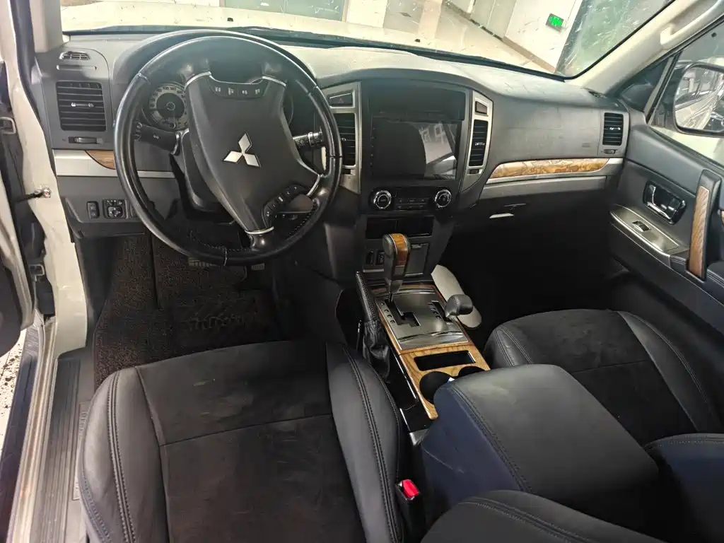 Mitsubishi Pajero (Import) — миниатюра 9