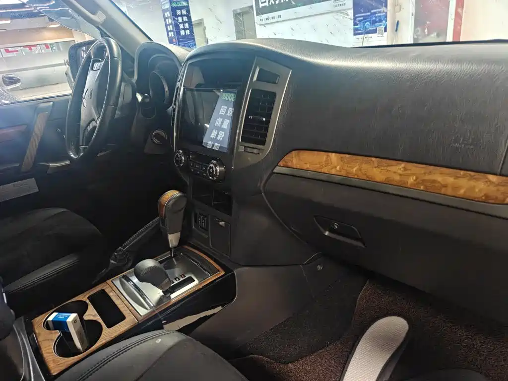 Mitsubishi Pajero (Import) — миниатюра 11