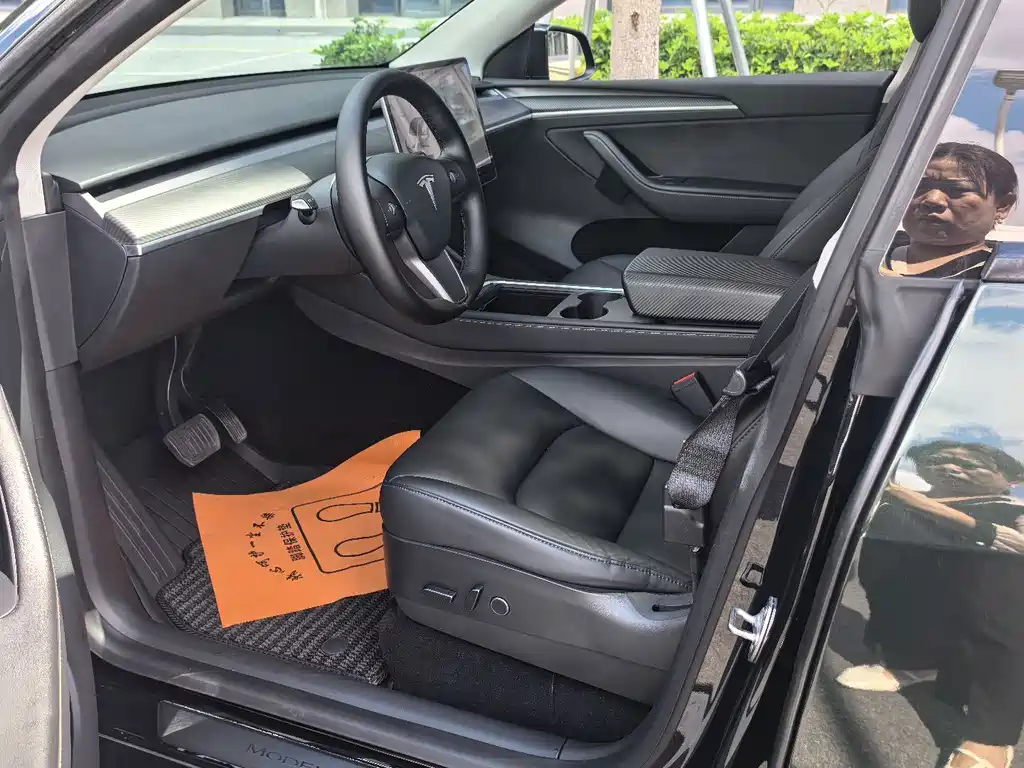 Tesla Model Y — миниатюра 4