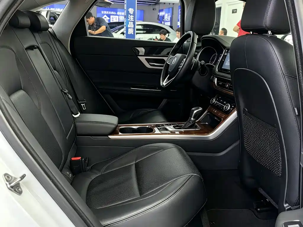 Jaguar XF — миниатюра 5
