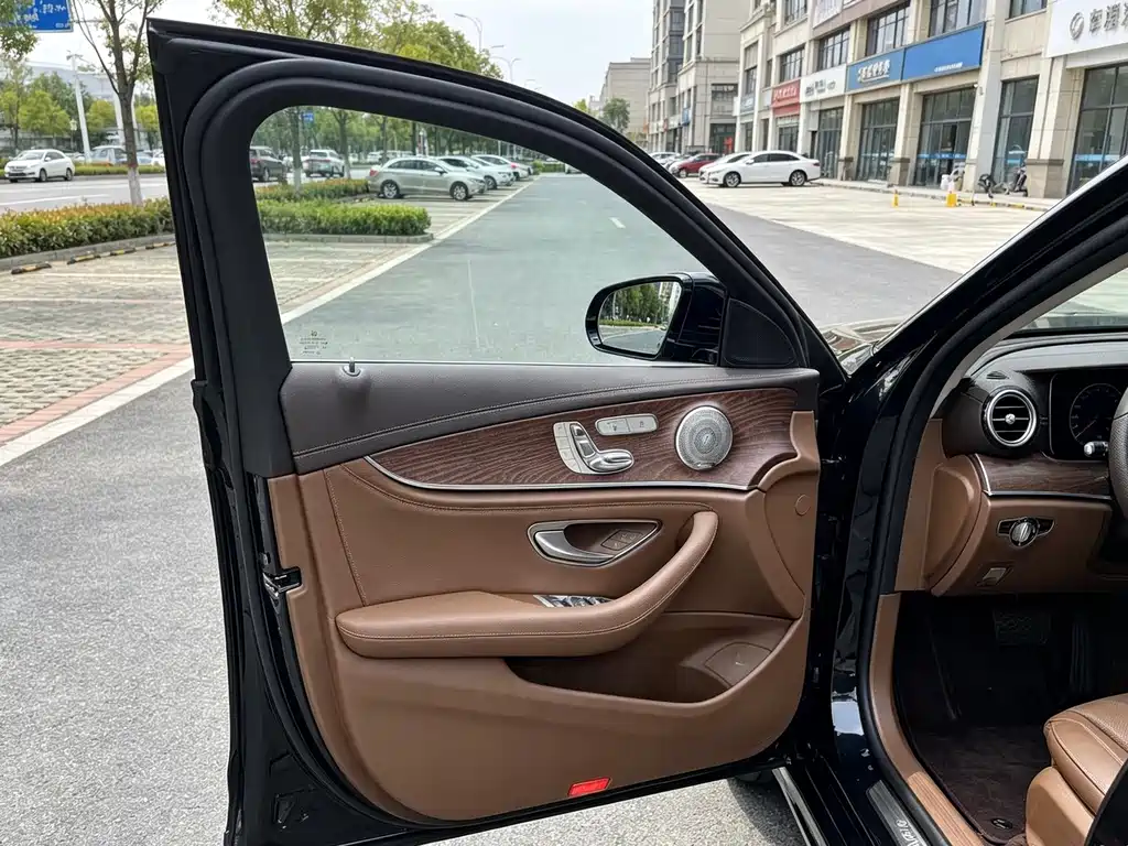 Mercedes-Benz E-Class — миниатюра 5