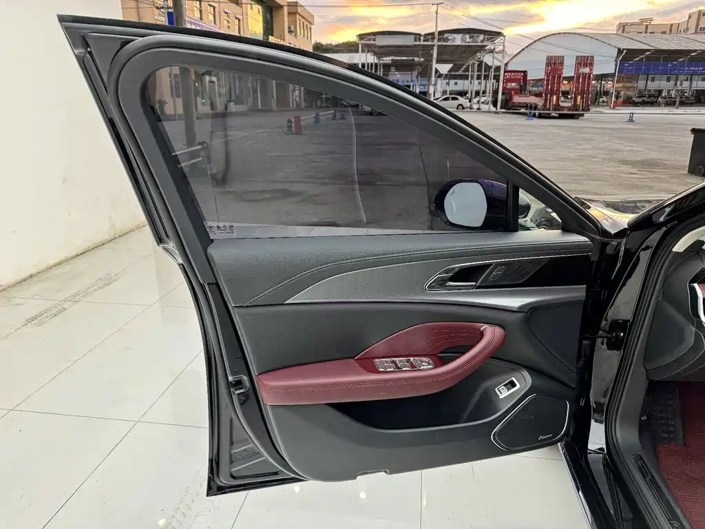 Hongqi Hongqi H5 — миниатюра 13