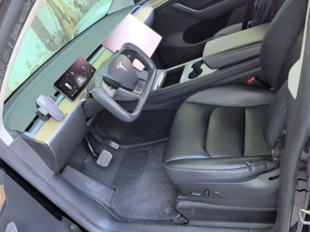 Tesla Model Y — миниатюра 15