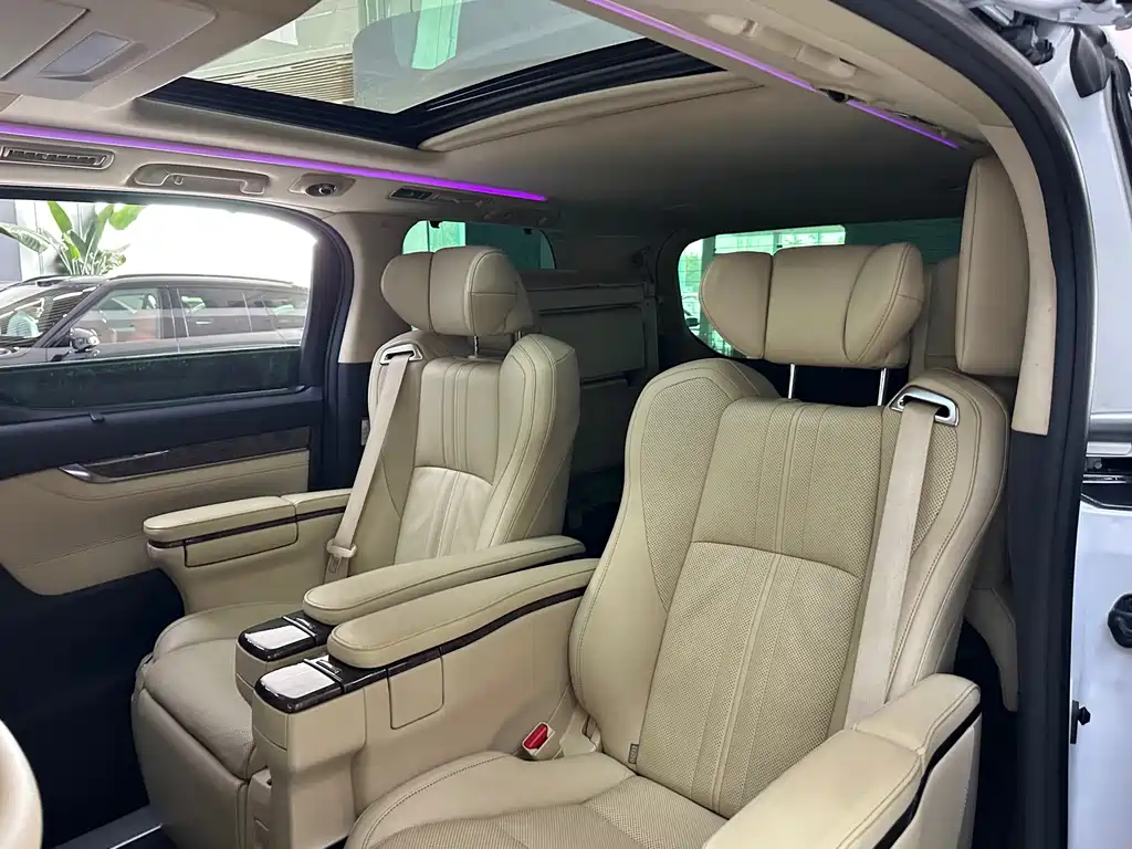 Toyota Alphard — миниатюра 12