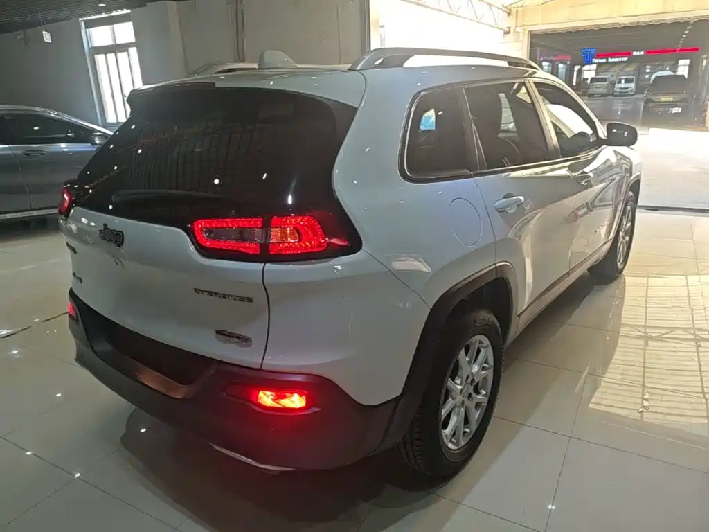 Jeep Cherokee — миниатюра 7