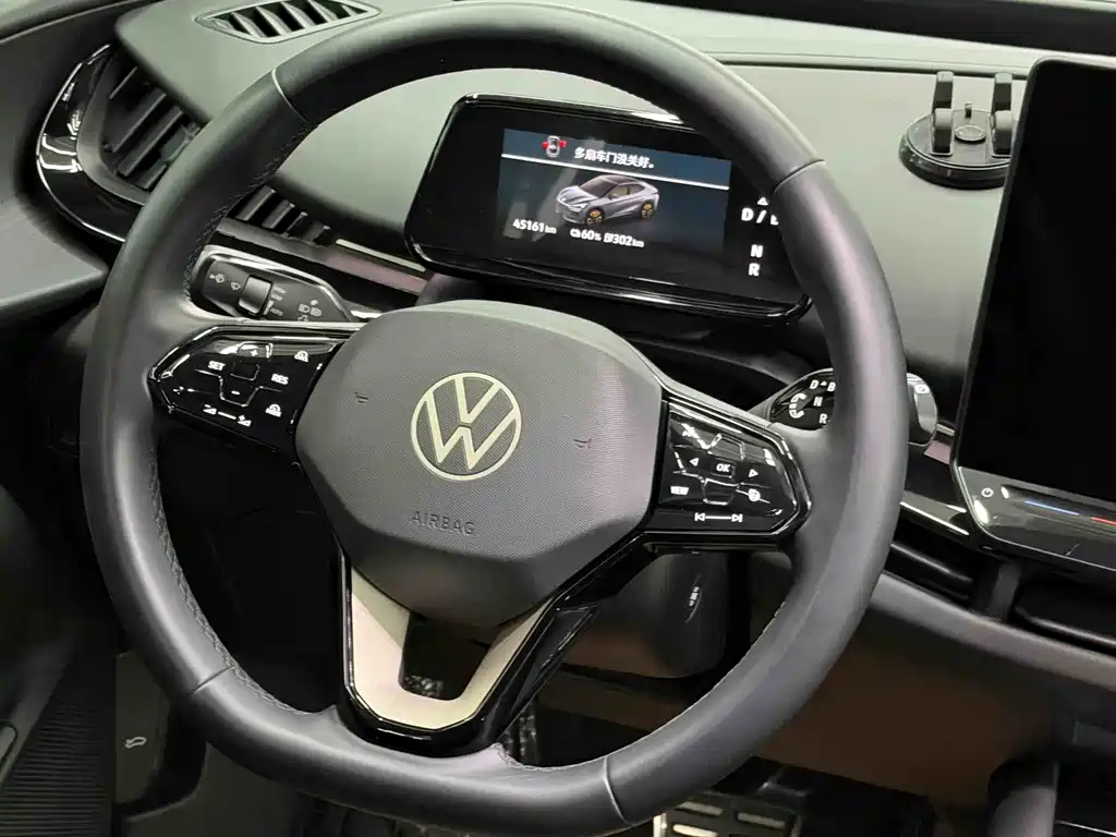 VOLKSWAGEN WITH THE CROWD 06