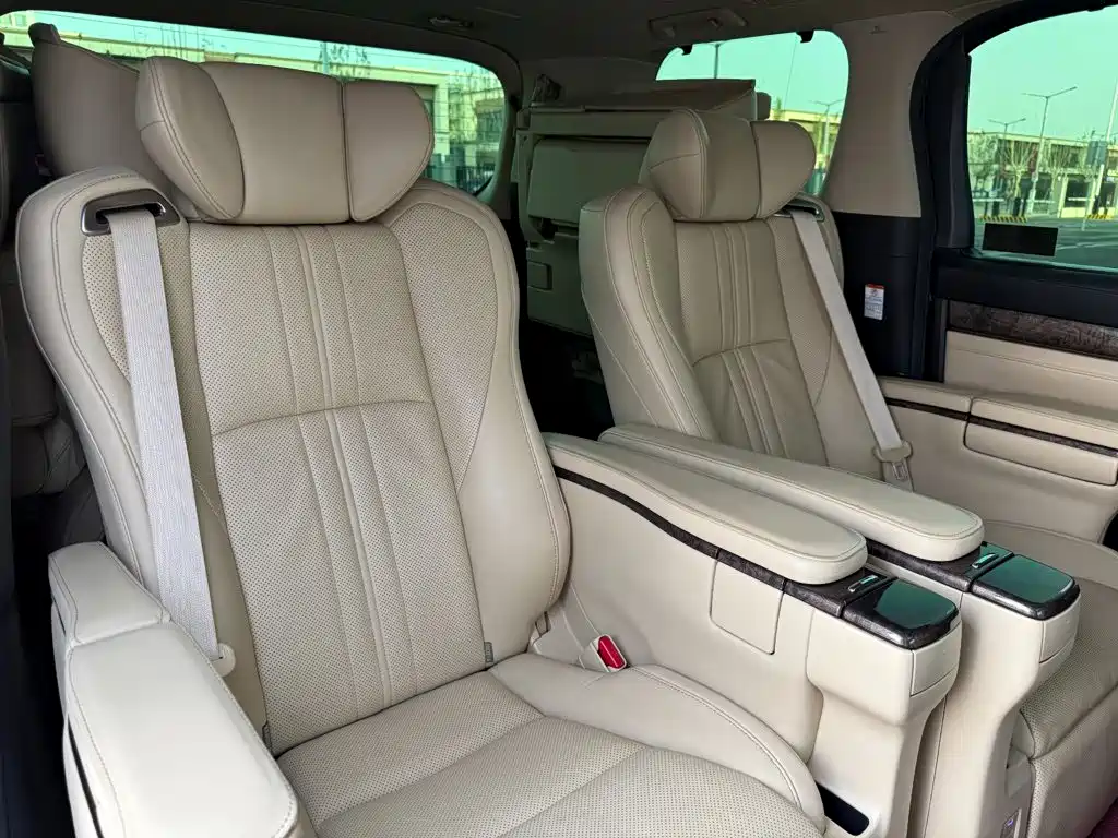 Toyota Alphard — миниатюра 27