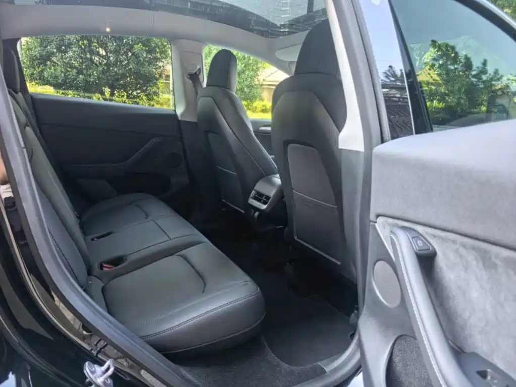Tesla Model Y — миниатюра 8