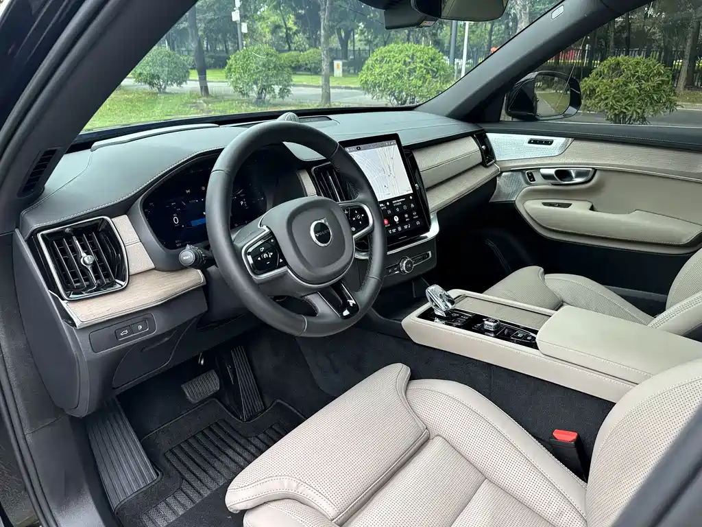 Volvo XC90 2025 T8 Luxury 7 мест