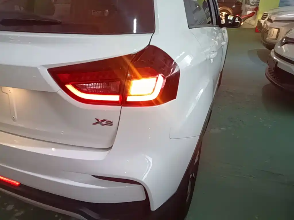 Geely Vision X3 — миниатюра 8