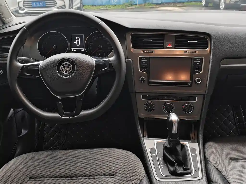 VOLKSWAGEN GOLF