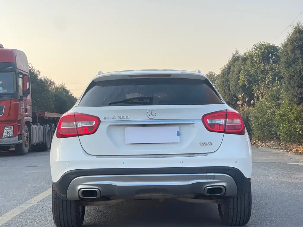 MERCEDES-BENZ GLA