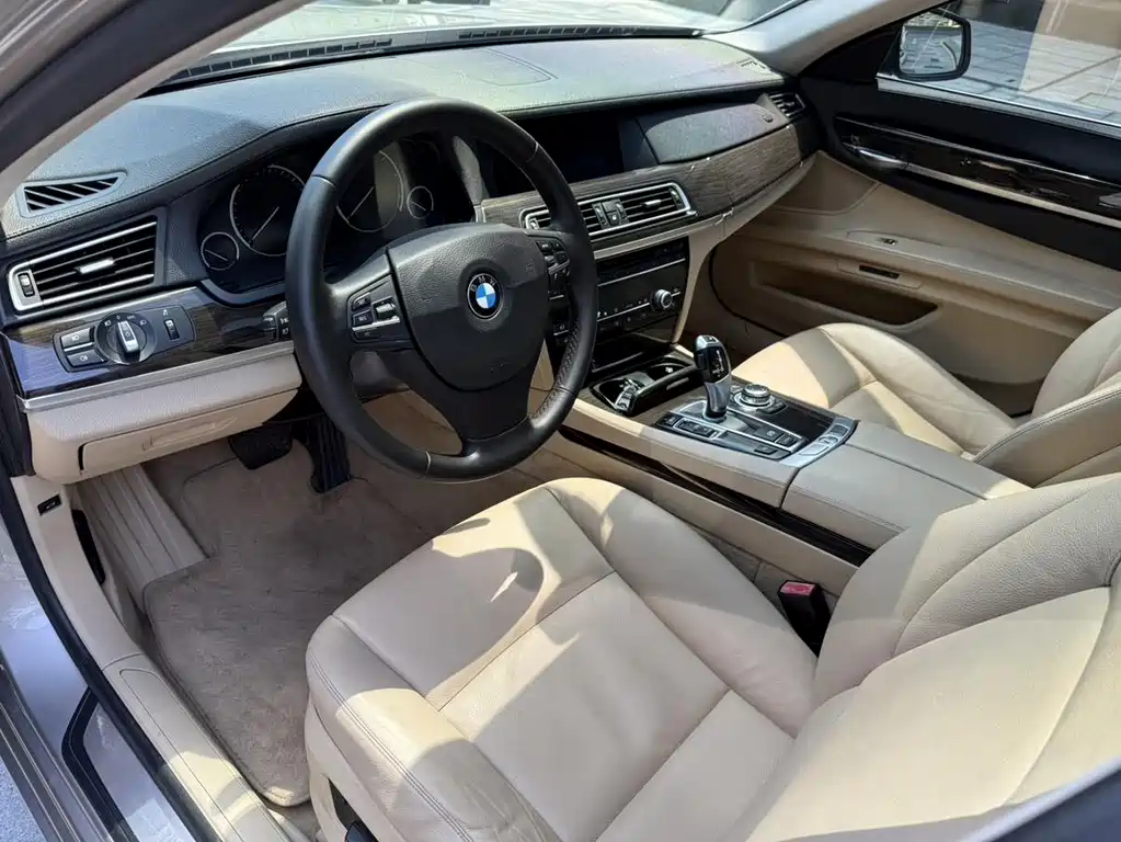 BMW 7 Series — миниатюра 7