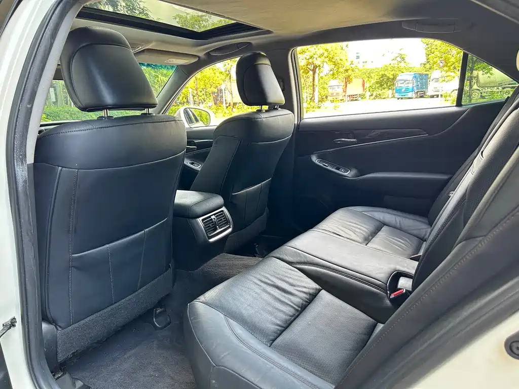Toyota Crown — миниатюра 6