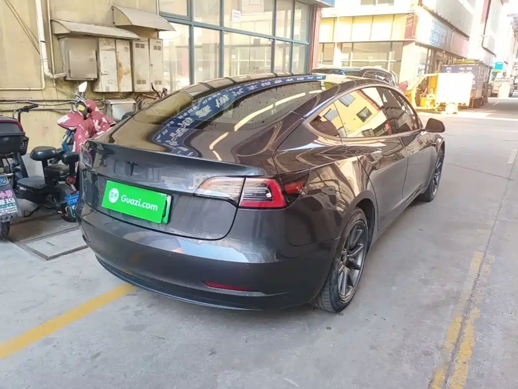 Tesla Model 3 — миниатюра 7