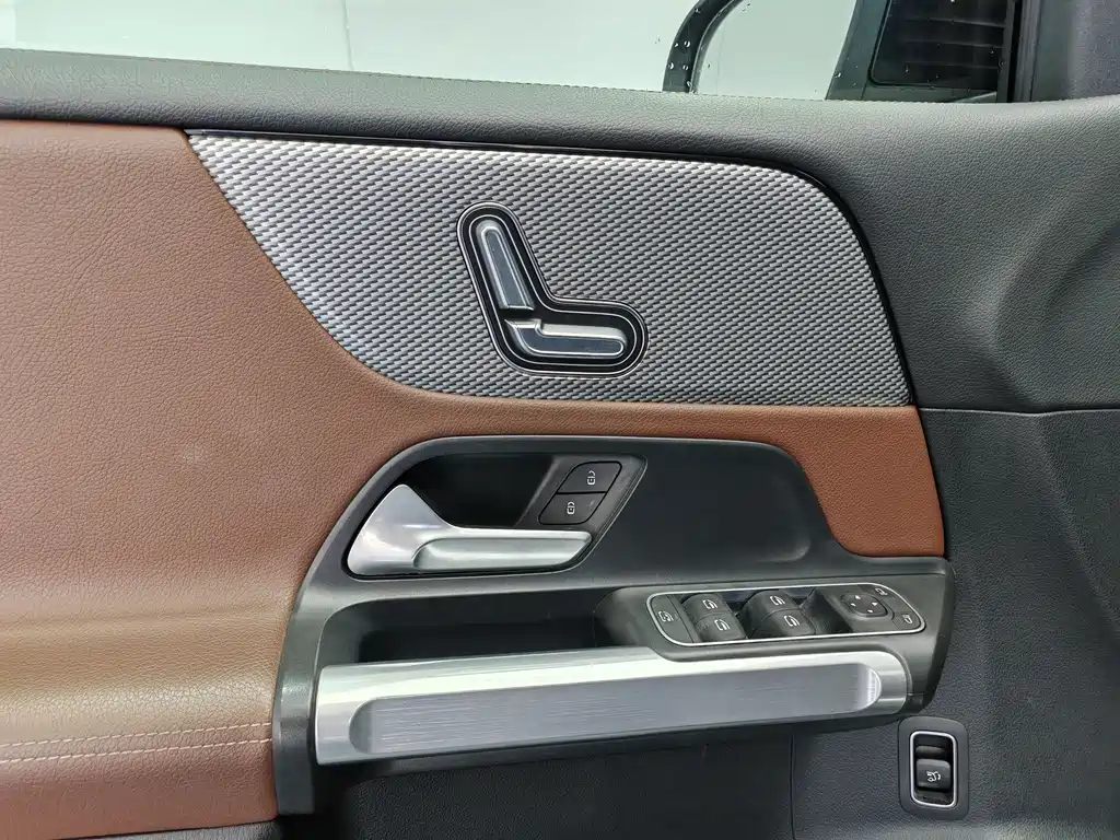Mercedes-Benz GLB — миниатюра 17
