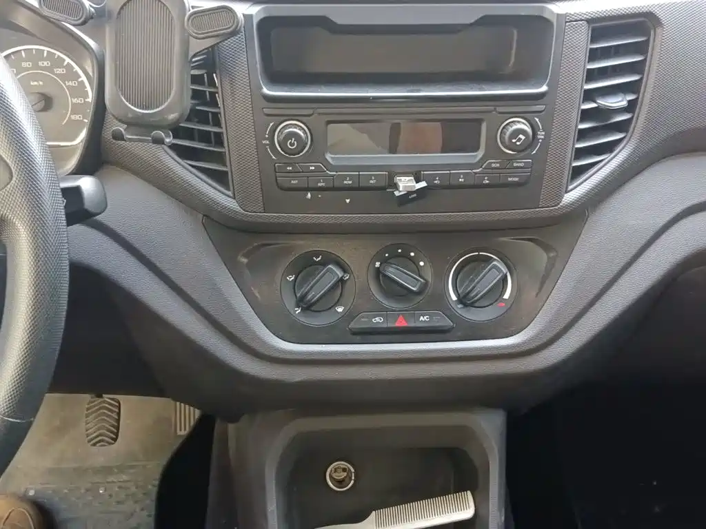 Wuling Hongguang V — миниатюра 9