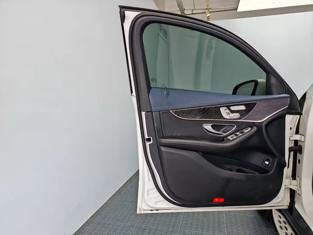 Mercedes-Benz EQC — миниатюра 13