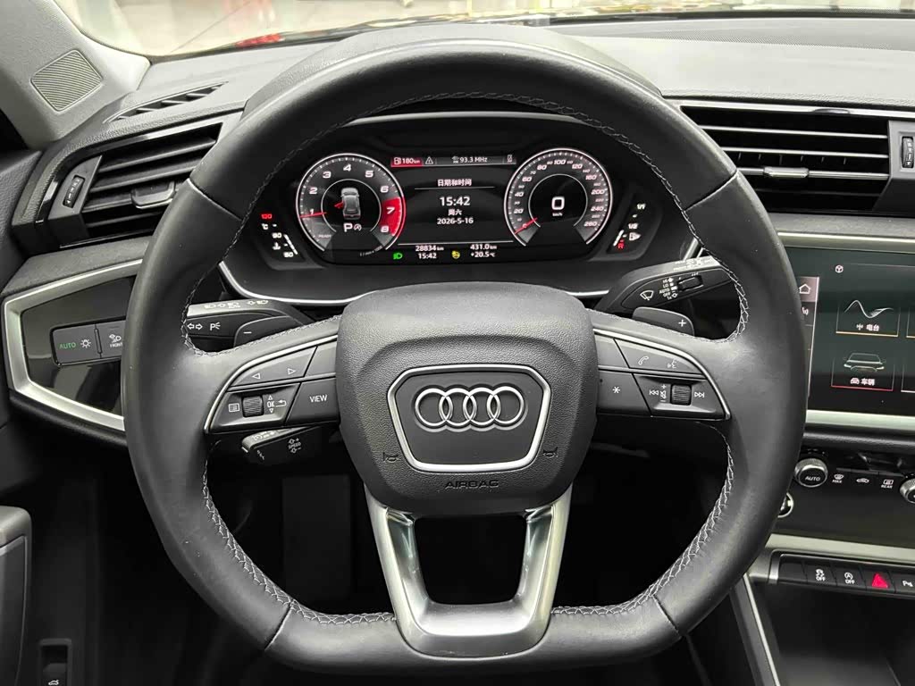 Audi Q3 1.4 л 2022 г. Серебристо-серый, пробег 29000 км