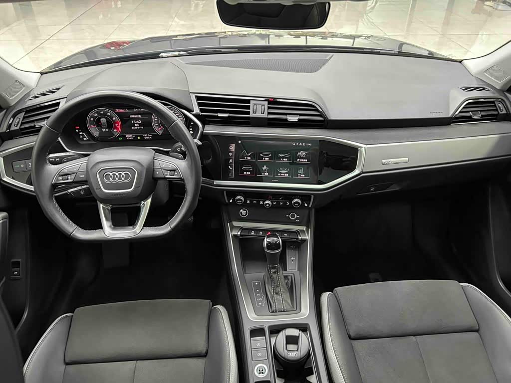 Audi Q3 1.4 л 2022 г. Серебристо-серый, пробег 29000 км