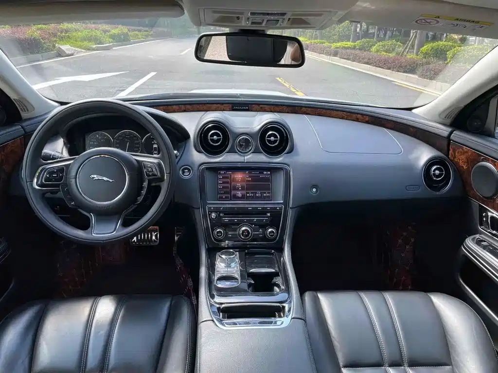 Jaguar XJ — миниатюра 6