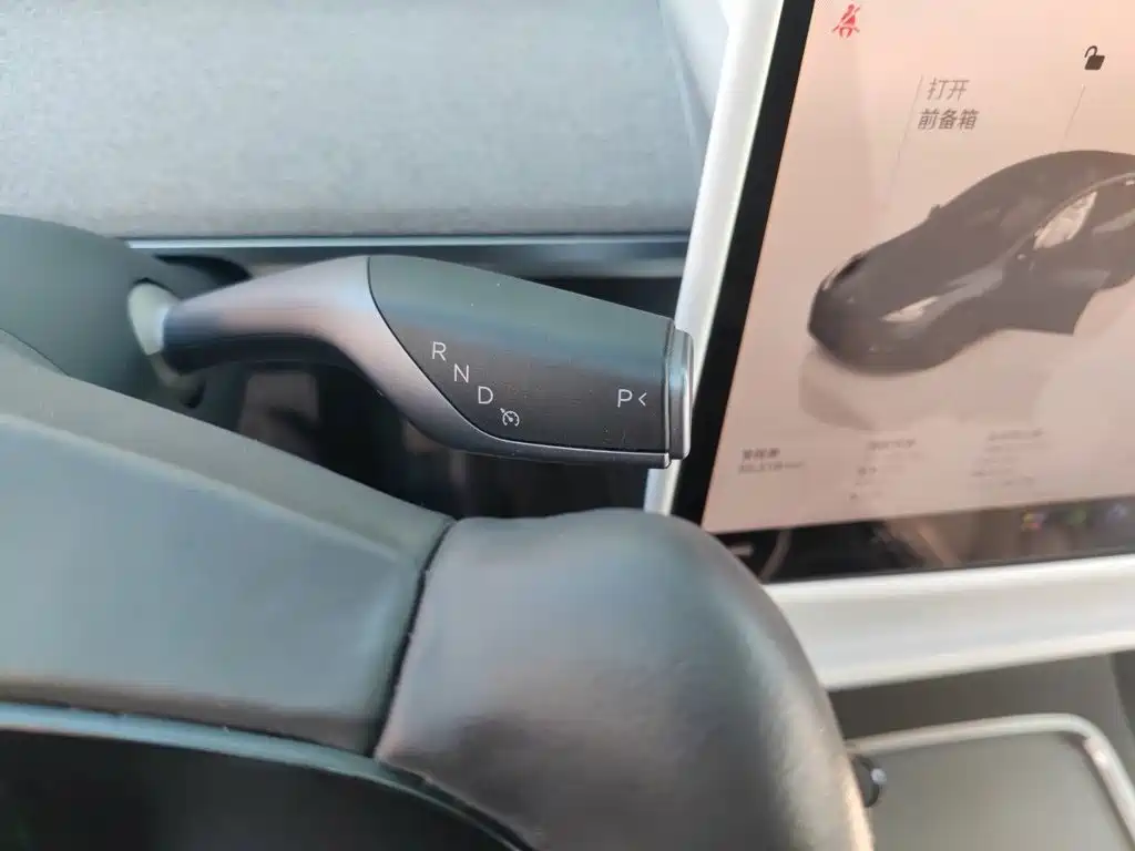 Tesla Model Y — миниатюра 10