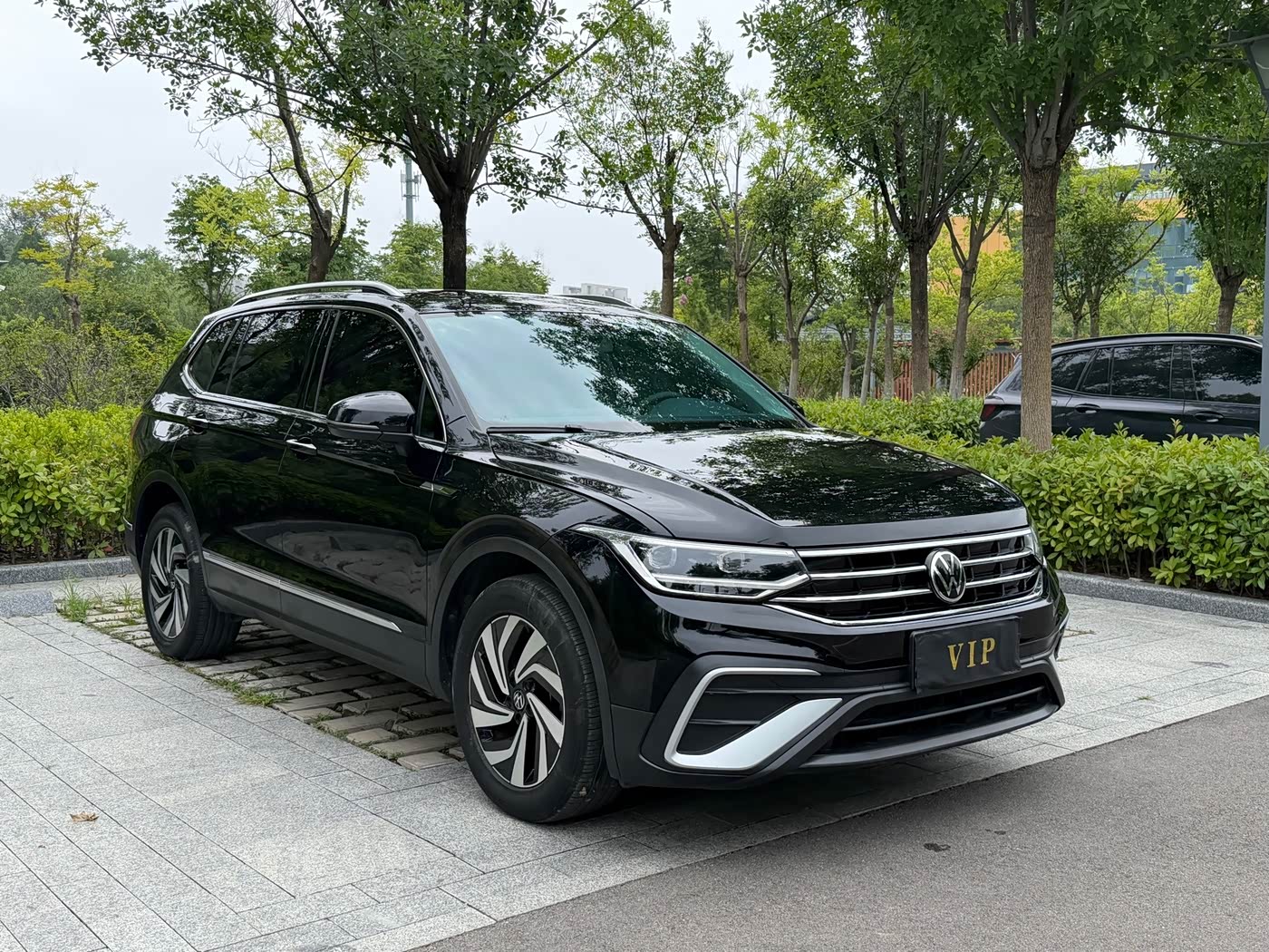 Volkswagen Tiguan L 1.4 л 2023 г. Чёрный, пробег 22000 км