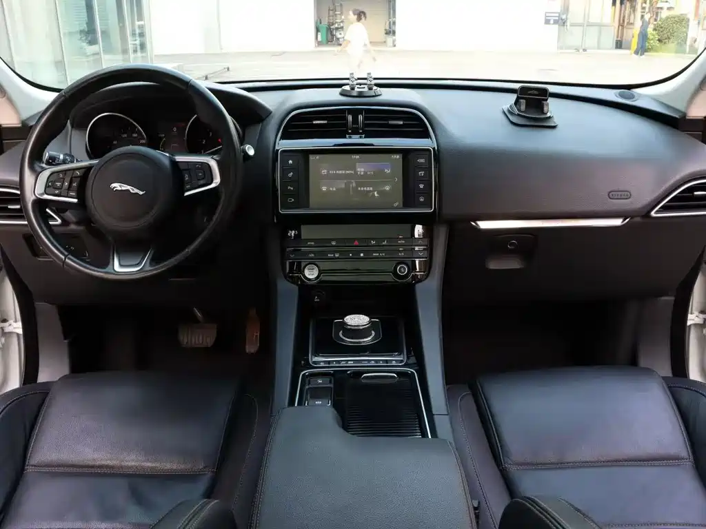 Jaguar F-PACE — миниатюра 5