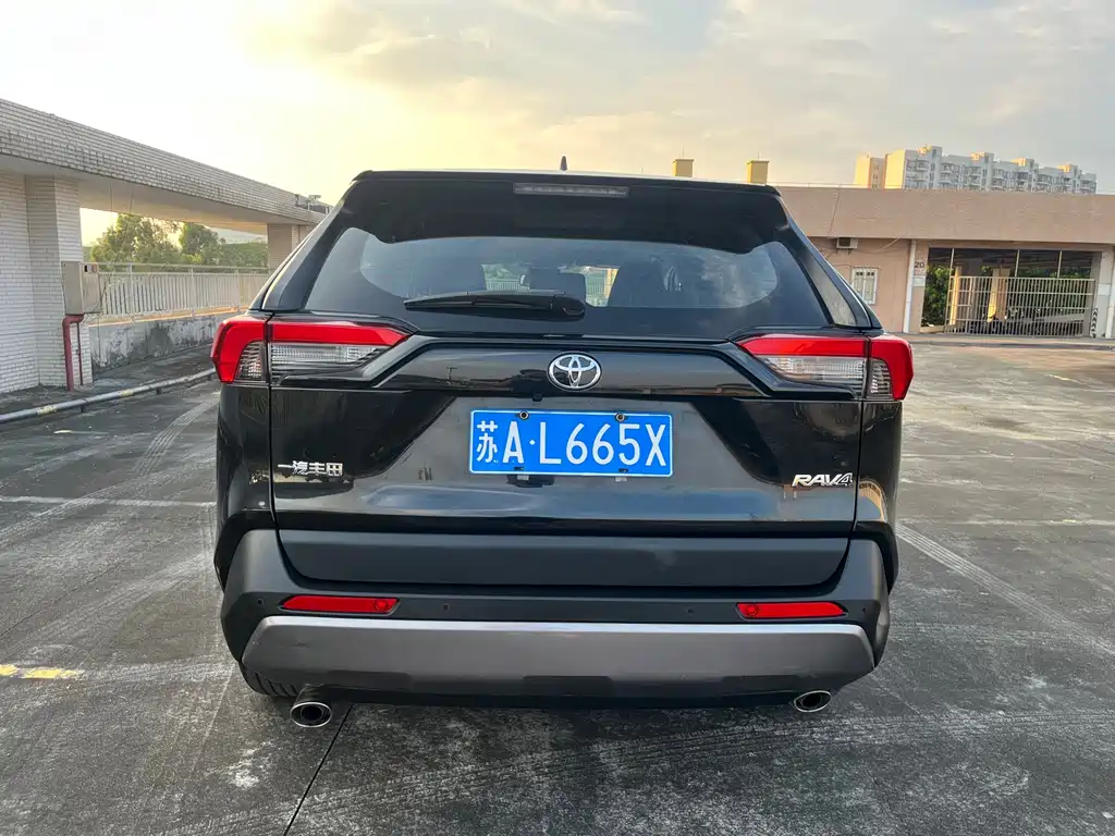 Toyota RAV4 — миниатюра 7