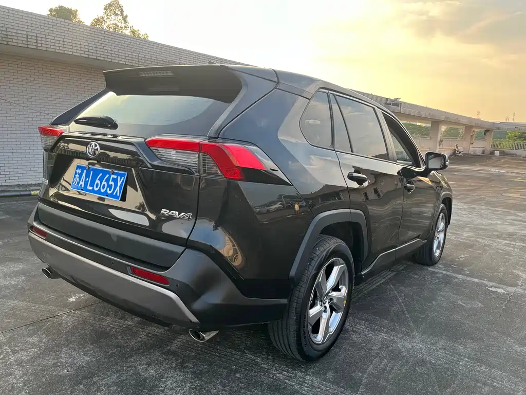 Toyota RAV4 — миниатюра 8