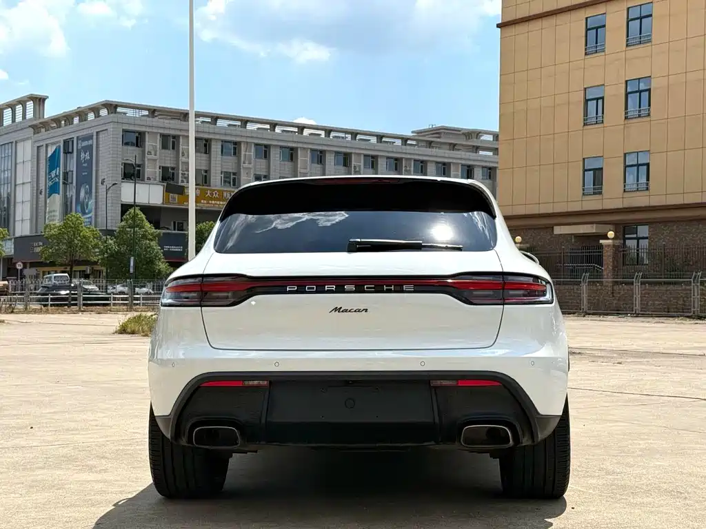 PORSCHE MACAN