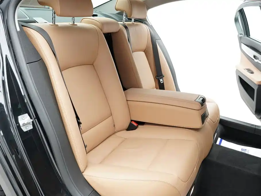 BMW 7 Series — миниатюра 21
