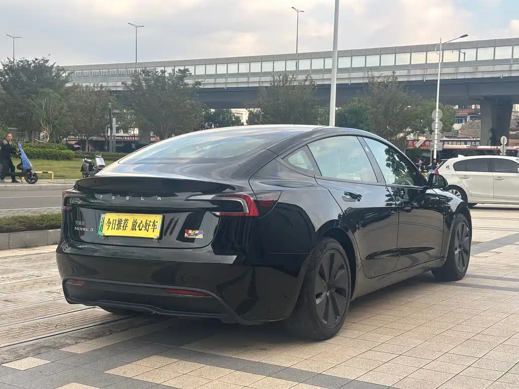 Tesla Model 3 — миниатюра 6
