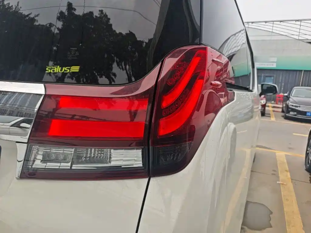 Toyota Alphard — миниатюра 8