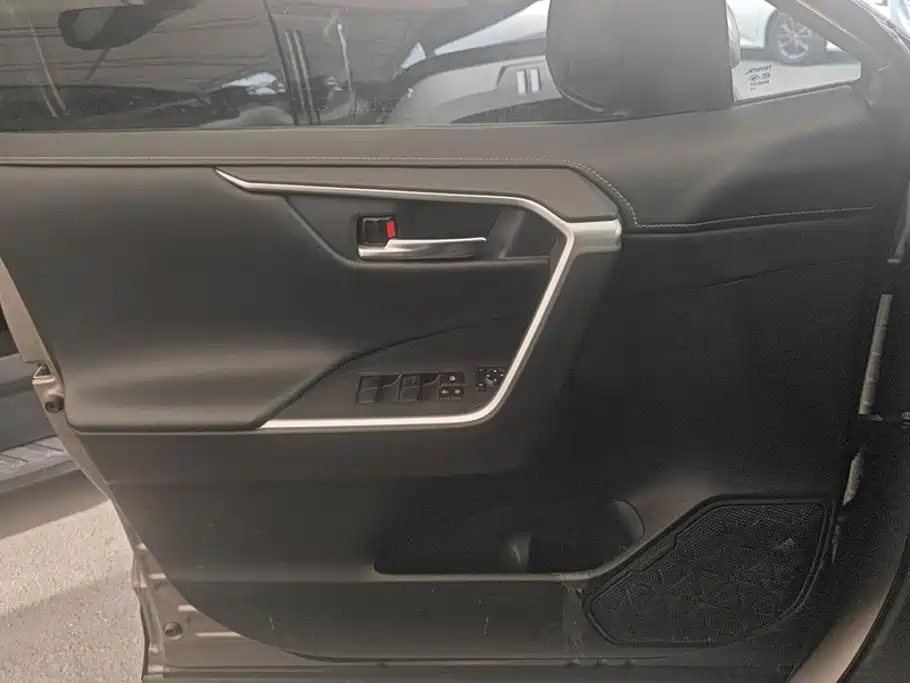 Toyota RAV4 — миниатюра 7