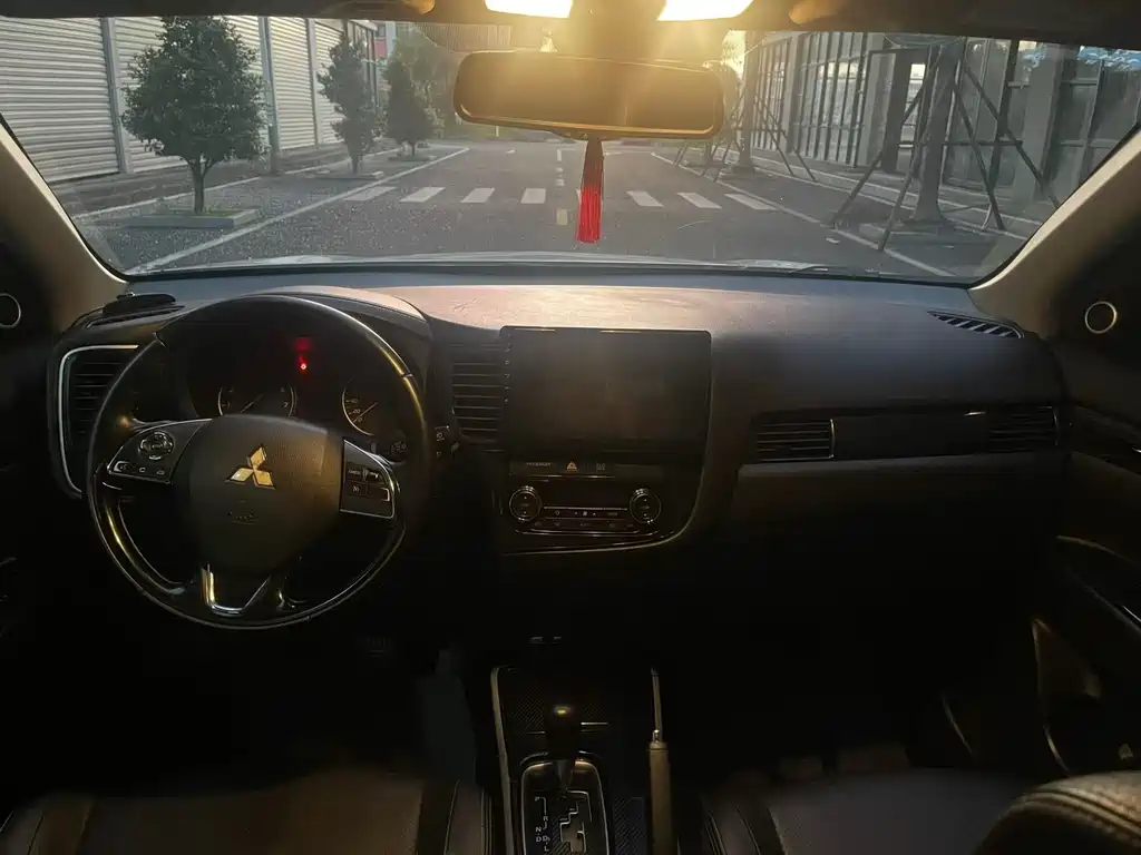 Mitsubishi Outlander — миниатюра 5