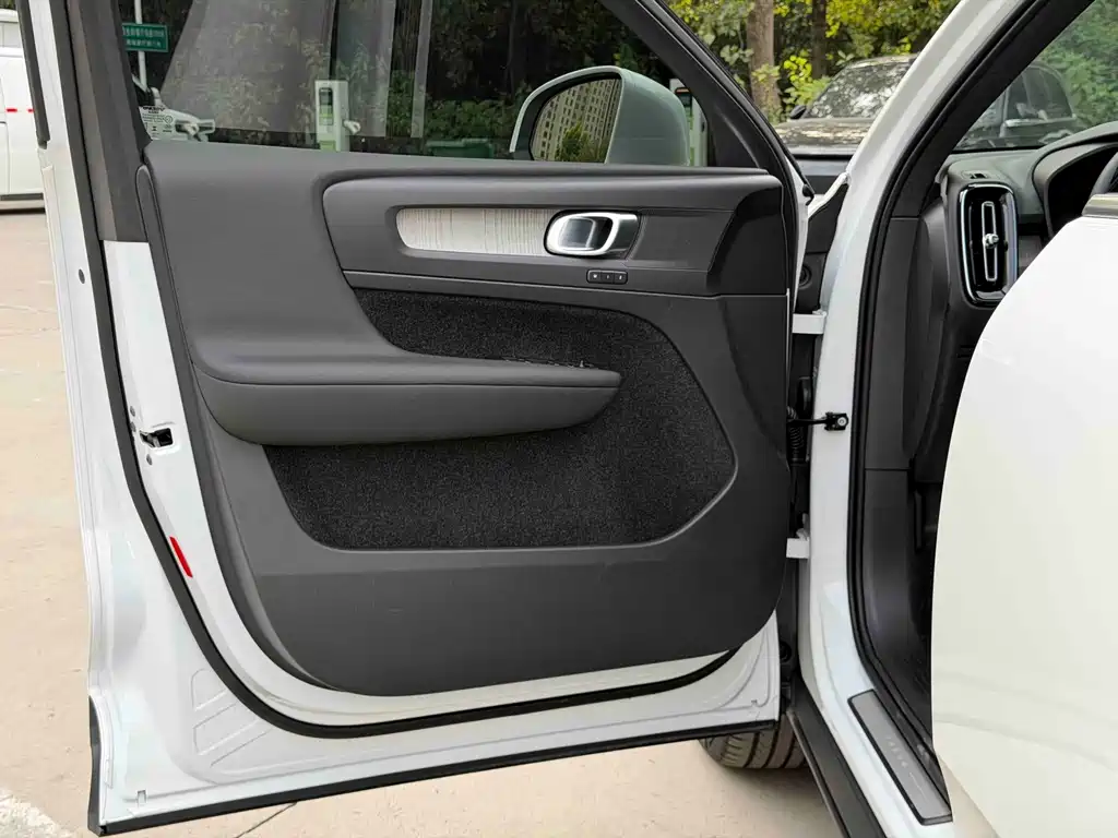 Volvo XC40 — миниатюра 12