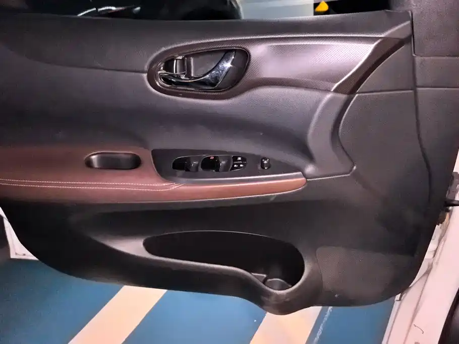 Nissan Tiida — миниатюра 7