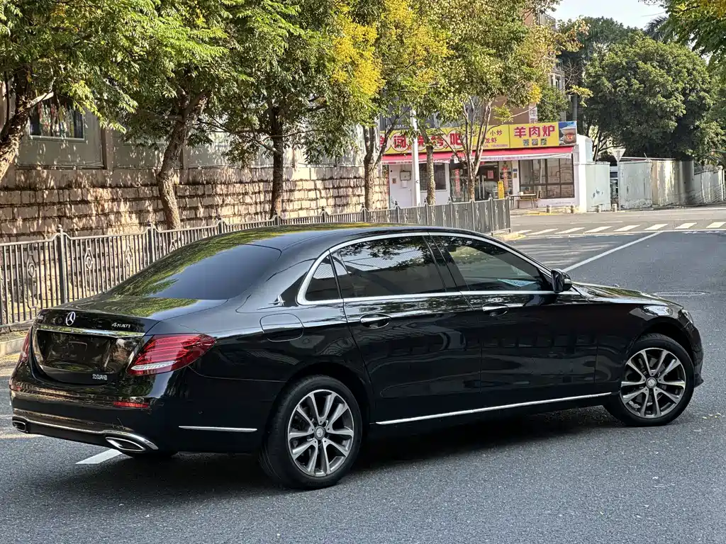 Mercedes-Benz E-Class — миниатюра 9