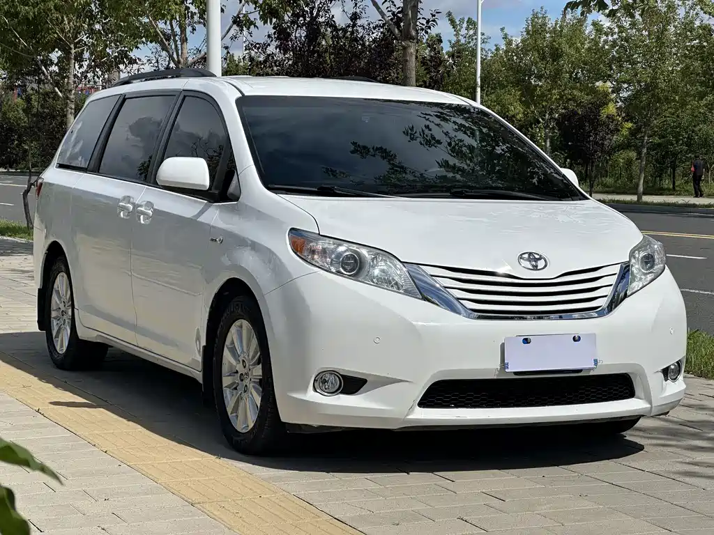 Toyota Sienna — миниатюра 3
